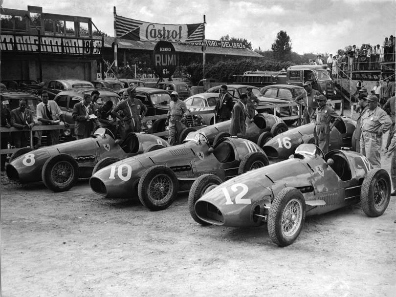 1952: le Ferrari 500 di Alberto Ascari (12), Farina (10) e Simon (8) (Publifoto/Olycom)